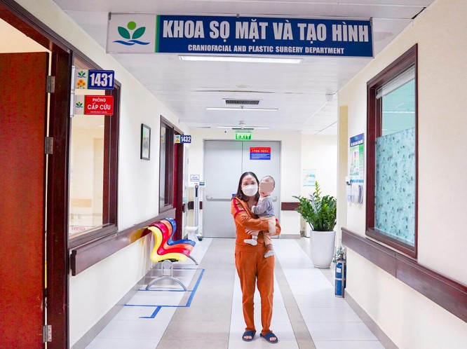 Hộp sọ đóng kín khiến bé gái ngủ không nhắm mắt ảnh 2