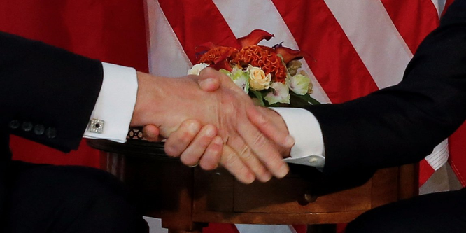 Tổng thống Mỹ Donald Trump và những cú bắt tay "khác người" ảnh 1