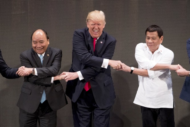 Tổng thống Mỹ Donald Trump và những cú bắt tay "khác người" ảnh 13