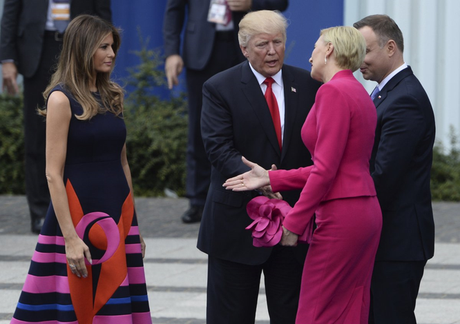 Tổng thống Mỹ Donald Trump và những cú bắt tay "khác người" ảnh 11
