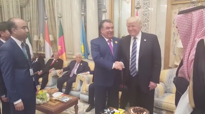 Tổng thống Mỹ Donald Trump và những cú bắt tay "khác người" ảnh 4