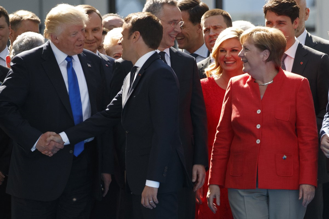 Tổng thống Mỹ Donald Trump và những cú bắt tay "khác người" ảnh 7