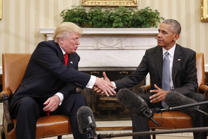 Tổng thống Mỹ Donald Trump và những cú bắt tay "khác người" ảnh 2