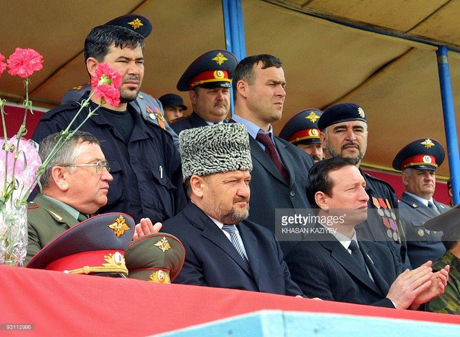 Tổng thống Chechnya Akhmad Kadyrov bị ám sát năm 2004 trong một vụ đánh bom tại sân vận động.