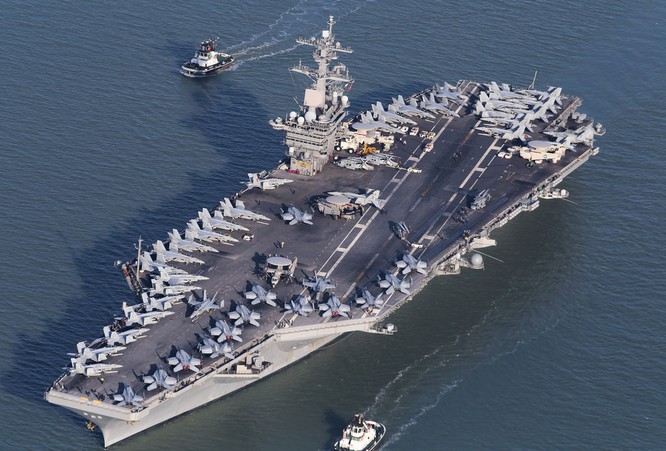 Tàu sân bay USS Theodore Roosevelt đang diễn tập FONOP tại Biển Đông.