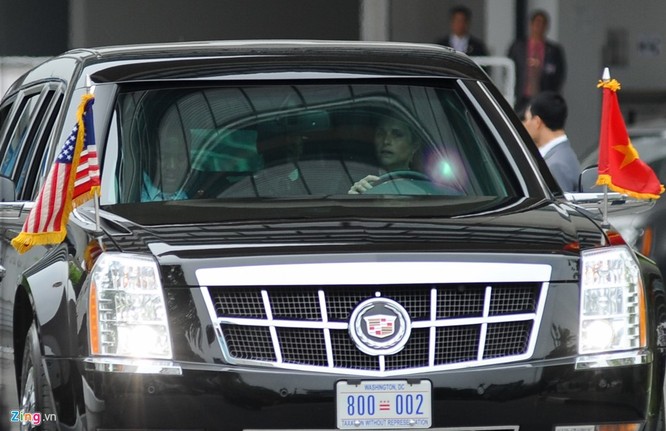 Một điểm thú vị trong đội bảo vệ tổng thống Obama là một nữ đặc vụ tóc vàng đảm nhiệm lái một trong 2 chiếc xe “quái thú”. 