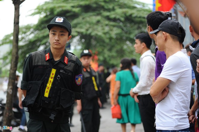 Cảnh sát Việt Nam làm nhiệm vụ bảo vệ vòng ngoài, ngăn không cho người dân tiếp cận quá gần với đoàn xe của tổng thống Mỹ hoặc các địa điểm nơi ông ghé qua.
