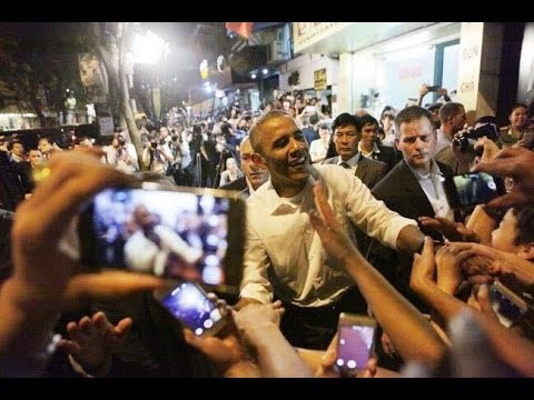 Ông Obama vui vẻ, hòa đồng với người dân thủ đô Hà Nội.