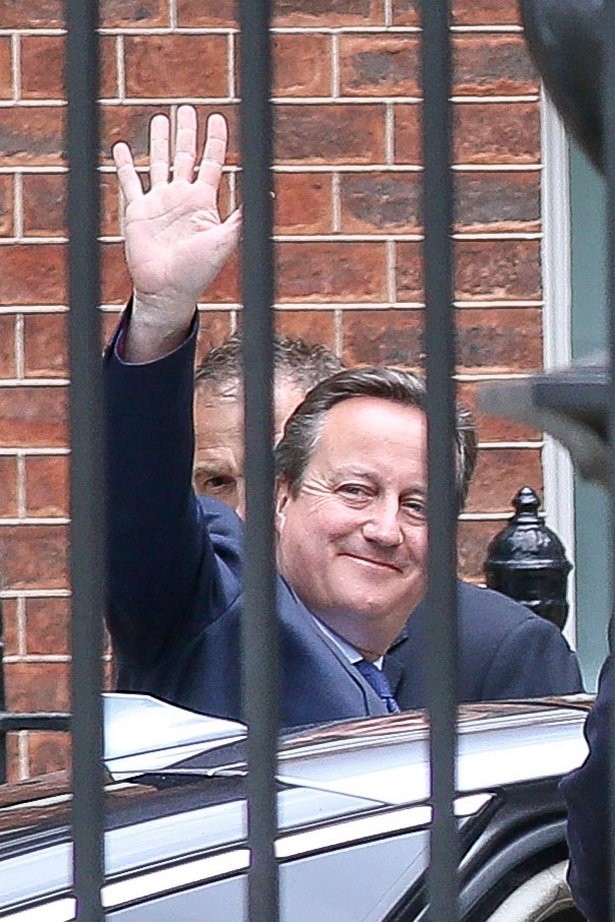Ông Cameron vẫy chào khi rời Phố Downing - Ảnh: Mirror