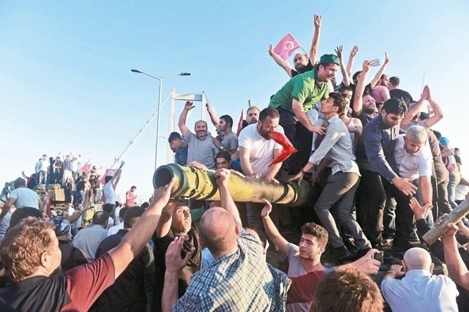 Người dân Thổ Nhĩ Kỳ trèo lên xe tăng sau khi quân đảo chính đầu hàng. Ảnh: UDN.