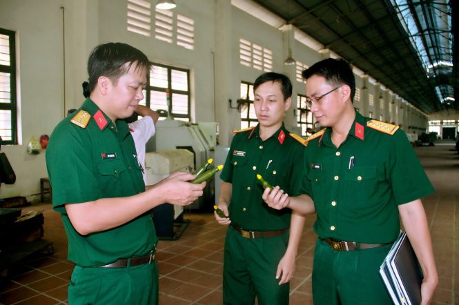 Đại úy Mai Thanh Uyên (bìa trái) trao đổi công việc cùng hai đồng nghiệp - Ảnh: MẠNH CHIẾN.