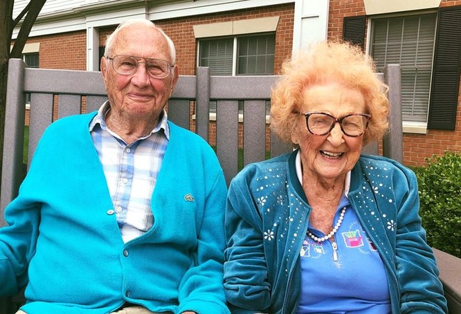 John là một cựu chiến binh trong Thế chiến II vừa tròn 100 tuổi và Phyllis sẽ bước sang tuổi 103 vào ngày 8 tháng 8 tới. 