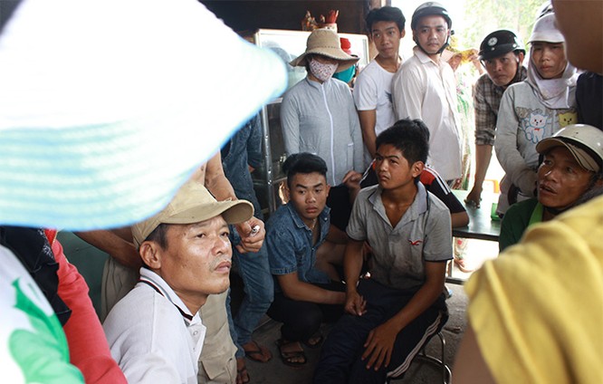 Thảm sát ở Bình Phước: Hàng trăm công nhân khóc rời công ty Quốc Anh ảnh 2