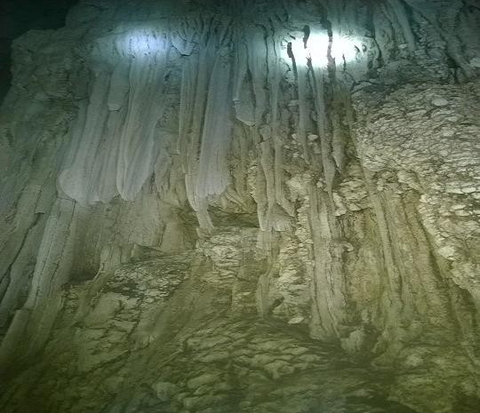 Quảng Bình: Phát hiện hang động kỳ vỹ chưa có dấu chân người ảnh 1