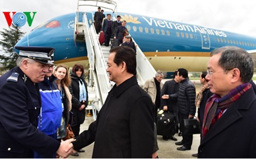 Hình ảnh Thủ tướng Nguyễn Tấn Dũng tới Paris ảnh 2