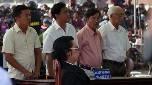 Xét xử vụ thảm sát ở Bình Phước: Dương và Tiến bật khóc khi bị đề nghị án tử hình ảnh 24