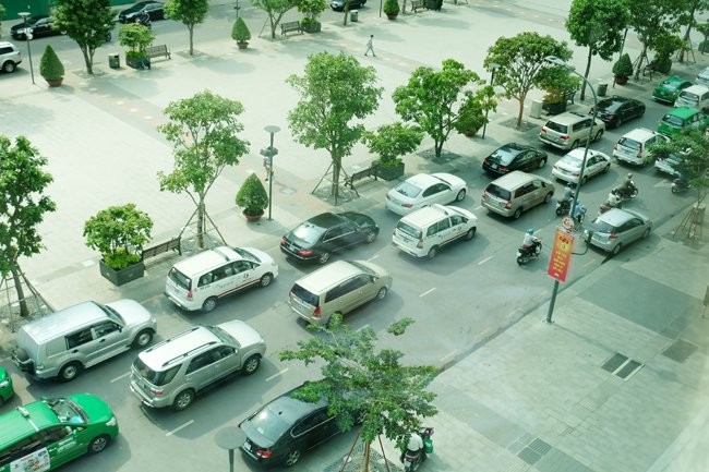 Lượng xe ô tô cá nhân chạy trên các con đường ở TPHCM ngày càng nhiều -Ảnh minh họa: Quốc Hùng