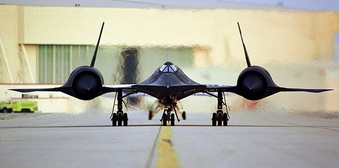SR-71, loại máy bay bị tên lửa bắn hơn 1.000 lần vẫn không trúng ảnh 1