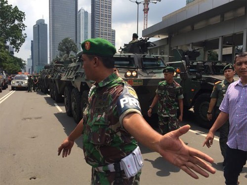 Đánh bom, đấu súng dữ dội ở Jakarta, ít nhất 5 người thiệt mạng ảnh 1