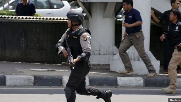 Đánh bom, đấu súng dữ dội ở Jakarta, ít nhất 5 người thiệt mạng ảnh 2