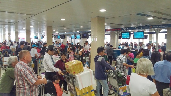 100.000 người về Tết/ngày, nhà ga Tân Sơn Nhất quá tải ảnh 1