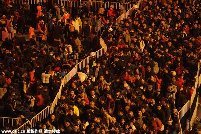 Sốc với clip 100.000 người Trung Quốc chen lấn chờ tàu về quê ăn Tết ảnh 3