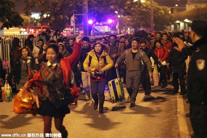 Sốc với clip 100.000 người Trung Quốc chen lấn chờ tàu về quê ăn Tết ảnh 4