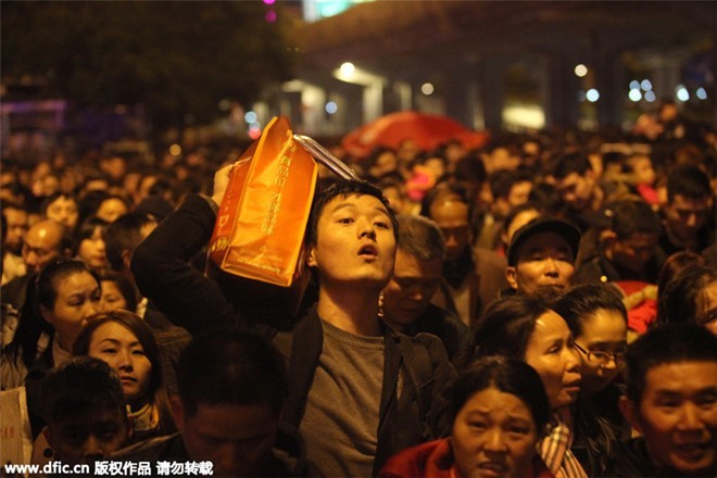 Sốc với clip 100.000 người Trung Quốc chen lấn chờ tàu về quê ăn Tết ảnh 6