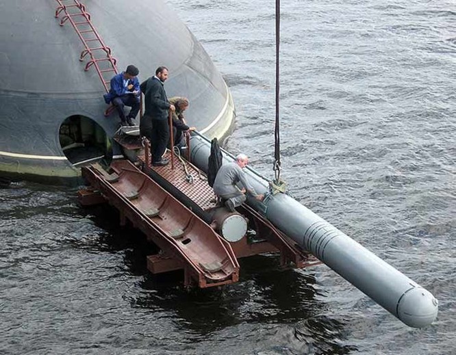 Video học viên tàu ngầm Nga tập thoát hiểm qua ống phóng ngư lôi ảnh 1