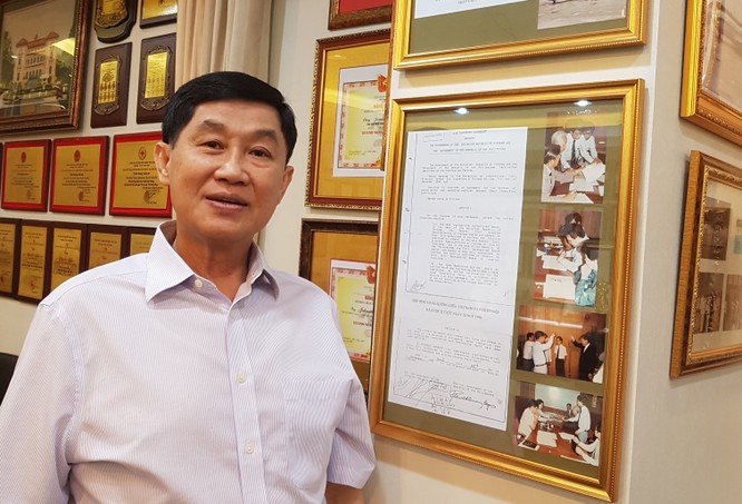 Ông Johnathan Hạnh Nguyễn bên những bản lưu giấy tờ cho phép thành lập tuyến bay trực tiếp ra nước ngoài đầu tiên. Ảnh: VietTimes