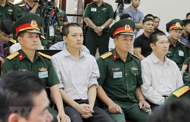 Chân dung cựu Thượng tá quân đội Đinh Ngọc Hệ trước tòa ảnh 1