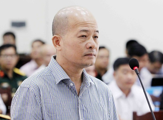 Chân dung cựu Thượng tá quân đội Đinh Ngọc Hệ trước tòa ảnh 9