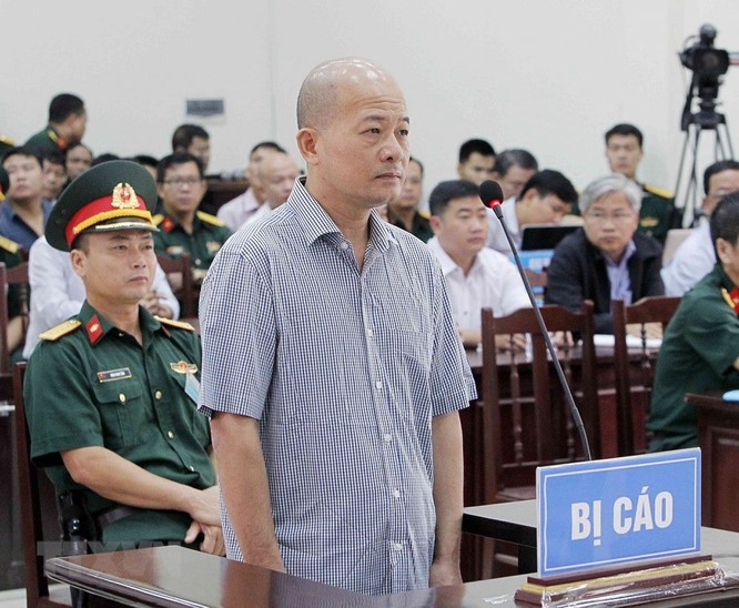 Chân dung cựu Thượng tá quân đội Đinh Ngọc Hệ trước tòa ảnh 2