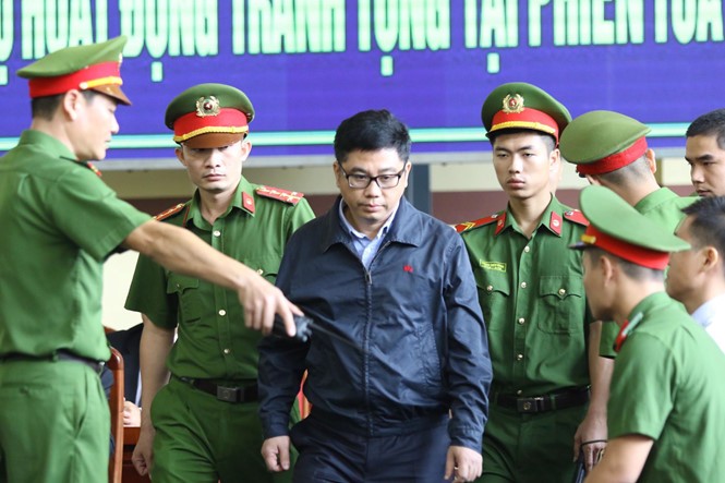 12/11: Tòa xét xử vụ án Phan Văn Vĩnh và đồng phạm về tôi đánh bạc trên mạng internet ảnh 5