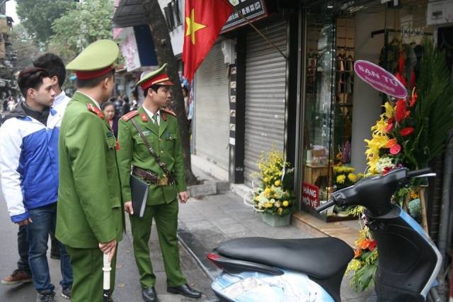 Hà Nội đồng loạt ra quân “giải cứu” vỉa hè (video) ảnh 7