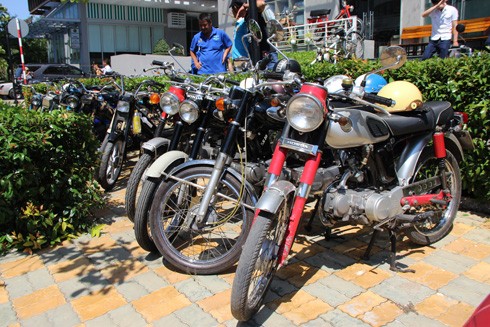Hàng trăm xe máy cổ hội tụ tại Sài Gòn ảnh 1