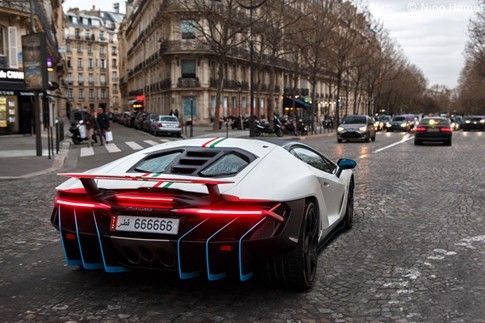 Siêu xe Lamborghini Centenario mang biển cực độc 'thở' trên phố Paris - ảnh 4