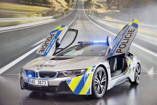 Cảnh sát Séc dùng siêu xe hybrid BMW i8 ảnh 6