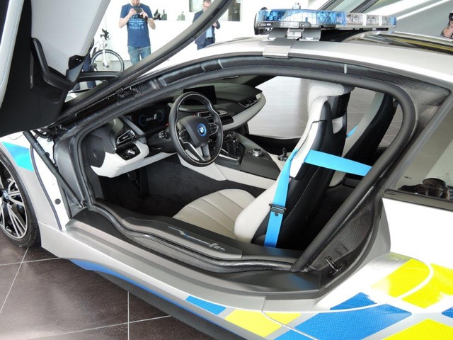Cảnh sát Séc dùng siêu xe hybrid BMW i8 ảnh 3