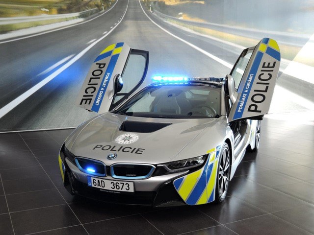 Cảnh sát Séc dùng siêu xe hybrid BMW i8 ảnh 2