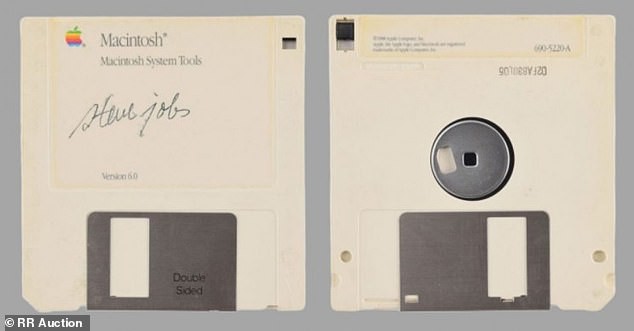 Chiếc đĩa mềm có chữ ký của Steve Jobs được bán với mức giá “trên trời“ ảnh 1