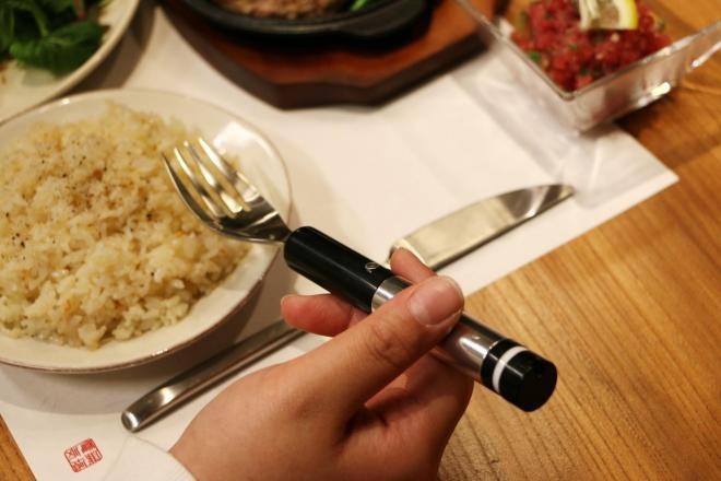 Chiếc nĩa thần kỳ có thể thay đổi hương vị của thức ăn ảnh 2