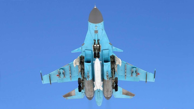 Su-34 "Hellduck": "Thùng xăng bay" của Lực lượng Hàng Không Vũ Trụ Nga ảnh 1