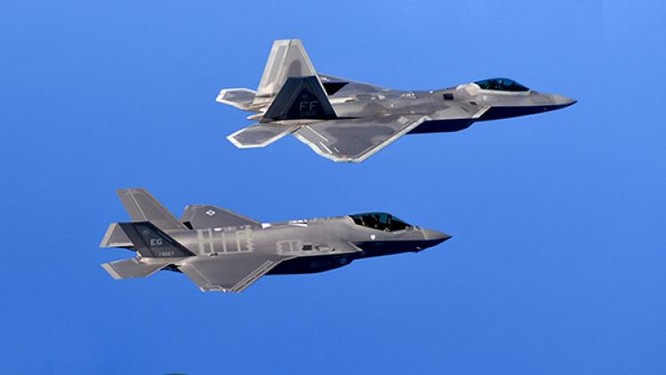 Tại sao các phi công của Lực lượng Không quân Mỹ thích sử dụng tiêm kích F-35 hơn F-22? ảnh 1