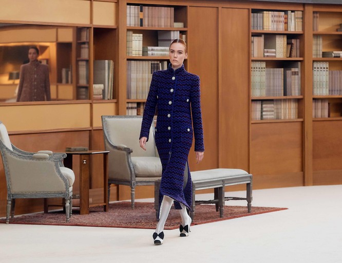 Chanel Haute Couture lấy Thư viện làm sàn diễn thời trang cho BST mới ảnh 3
