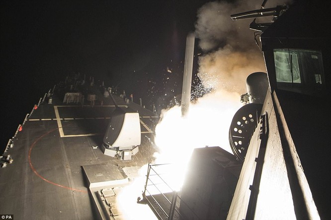 Tên lửa Tomahaw được phóng đi từ khu trục hạm Mỹ tấn công Syria hôm 7/4