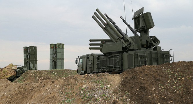 Bên cạnh các hệ thống phòng không tầm xa như S-400, Nga đã triển khai bổ sung các hệ thống phòng không tầm gần Pantsir-S1