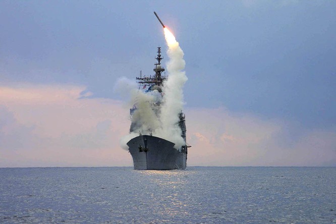 Chiến hạm Mỹ phóng tên lửa Tomahawk