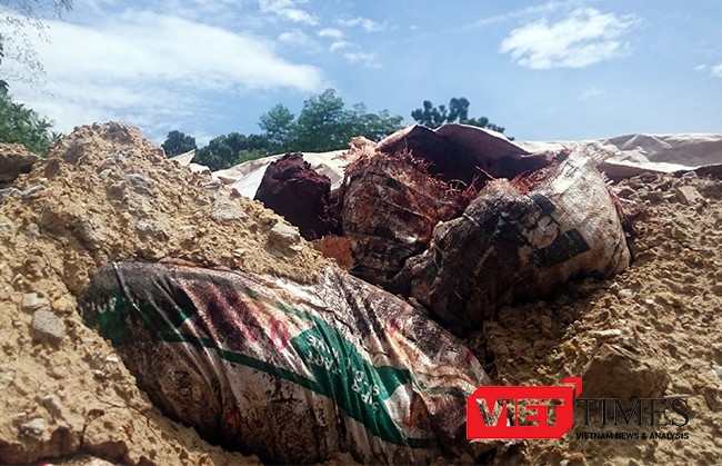 Người dân sống xung quanh bãi rác Khánh Sơn hốt hoảng khi phát hiện hàng trăm bao chất thải lạ được chôn lấp tại khu vực