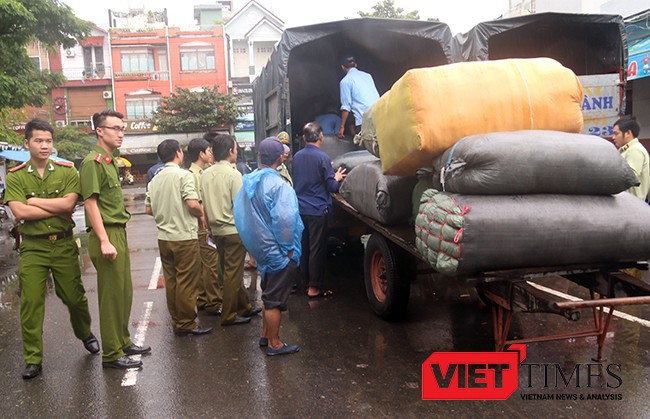 Liên tiếp mấy ngày qua, lực lượng chức năng Đà Nẵng phát hiện hàng loạt vụ hàng hóa không rõ nguồn gốc trên tàu SE19 khi cập ga Đà Nẵng.